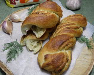 Постный хлеб с чесноком и зеленью