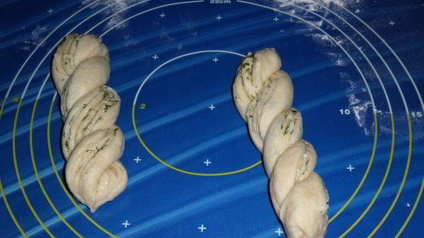 постный хлеб с чесноком и зеленью