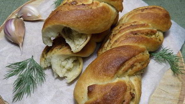 постный хлеб с чесноком и зеленью