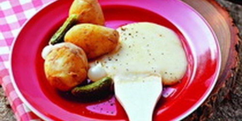 Рецепт раклета из сыра, картофеля, маринованных огурчиков и хлебцо