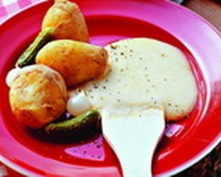 Раклет из сыра, картофеля, маринованных огурчиков и хлебцо