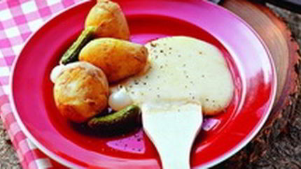 Раклет из сыра, картофеля, маринованных огурчиков и хлебцо