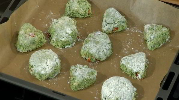 сконы со шпинатом, помидорами и сыром