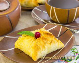 Конвертики из слоеного теста с фаршированными абрикосами