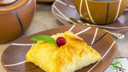 Конвертики из слоеного теста с фаршированными абрикосами