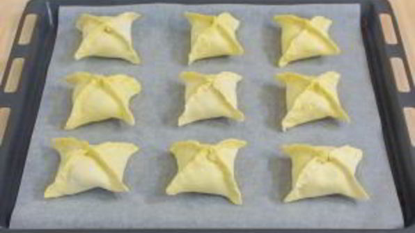 конвертики из слоеного теста с фаршированными абрикосами