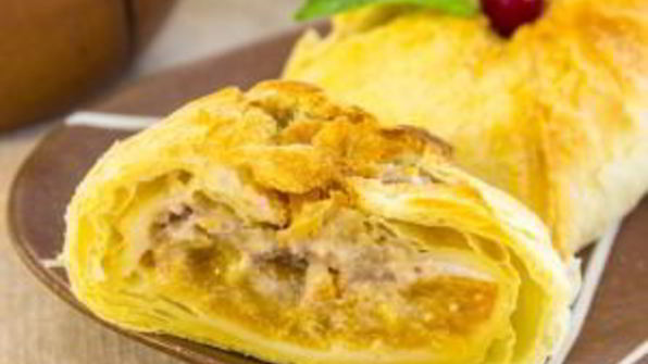 конвертики из слоеного теста с фаршированными абрикосами