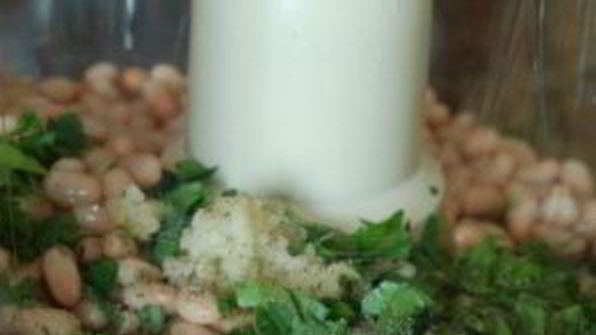 хрустящий лаваш с фасолевой намазкой