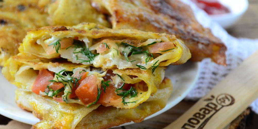 Рецепт конвертиков из лаваша с сыром и помидорами