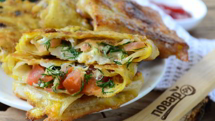 Конвертики из лаваша с сыром и помидорами