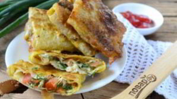 конвертики из лаваша с сыром и помидорами