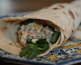 Лаваш с тунцом, яйцом и сладкой кукурузой