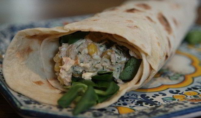 Лаваш с тунцом, яйцом и сладкой кукурузой