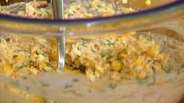 лаваш с тунцом, яйцом и сладкой кукурузой