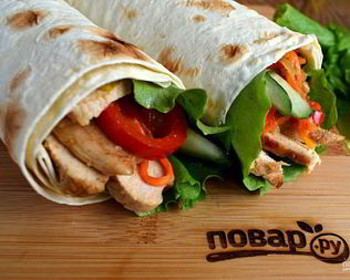 Ролл из лаваша с курицей и овощами