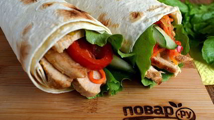 Ролл из лаваша с курицей и овощами