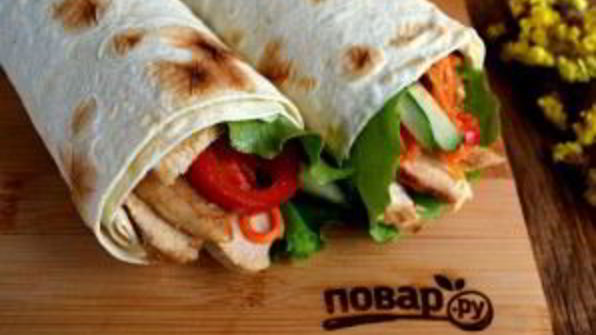 ролл из лаваша с курицей и овощами