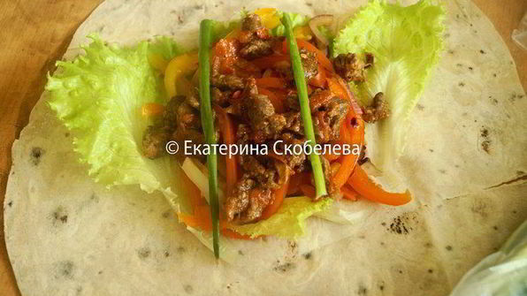 закуска в лаваше с сочной говядиной и овощами