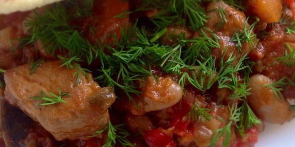 Рецепт фасоли с овощами и мясом на пшеничной лепешке