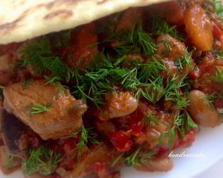 Фасоль с овощами и мясом на пшеничной лепешке