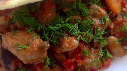 Фасоль с овощами и мясом на пшеничной лепешке