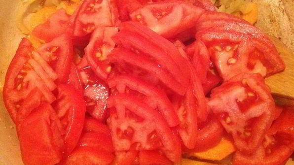 фасоль с овощами и мясом на пшеничной лепешке