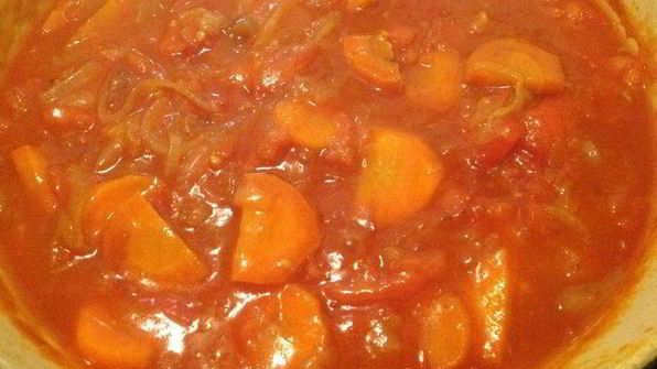 фасоль с овощами и мясом на пшеничной лепешке