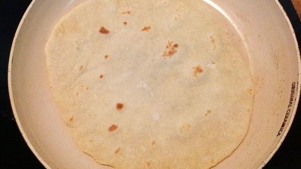 фасоль с овощами и мясом на пшеничной лепешке