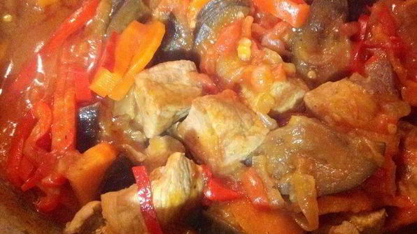 фасоль с овощами и мясом на пшеничной лепешке