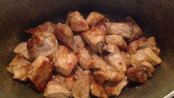 фасоль с овощами и мясом на пшеничной лепешке