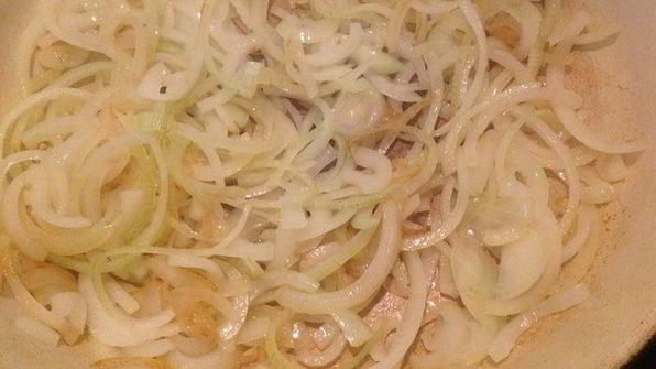 фасоль с овощами и мясом на пшеничной лепешке