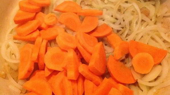 фасоль с овощами и мясом на пшеничной лепешке