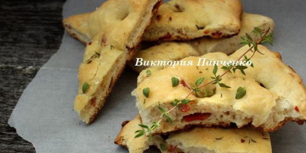 Рецепт фокаччи с острой копченой колбасой и тимьяном