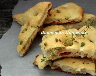 Фокачча с острой копченой колбасой и тимьяном