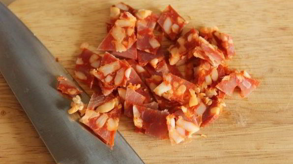 фокачча с острой копченой колбасой и тимьяном