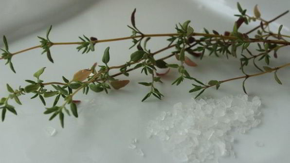 фокачча с острой копченой колбасой и тимьяном