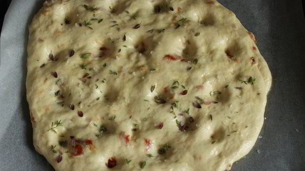 фокачча с острой копченой колбасой и тимьяном