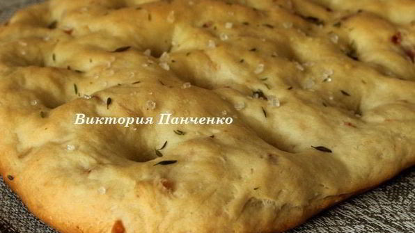 фокачча с острой копченой колбасой и тимьяном