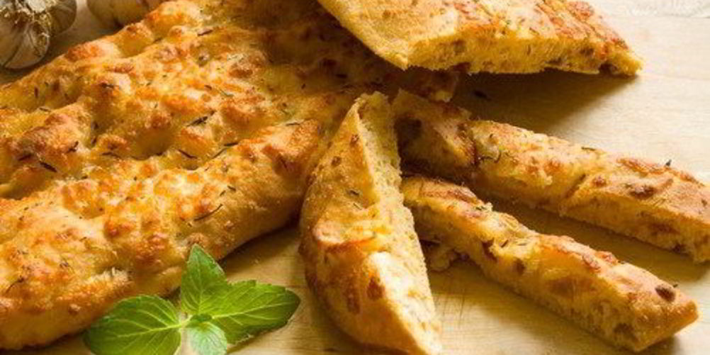 Рецепт фокаччи с печеным чесноком, зеленым луком и сыром проволоне