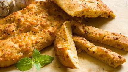 Фокачча с печеным чесноком, зеленым луком и сыром проволоне