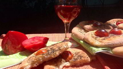 Фокачча с помидорами черри и итальянскими травами