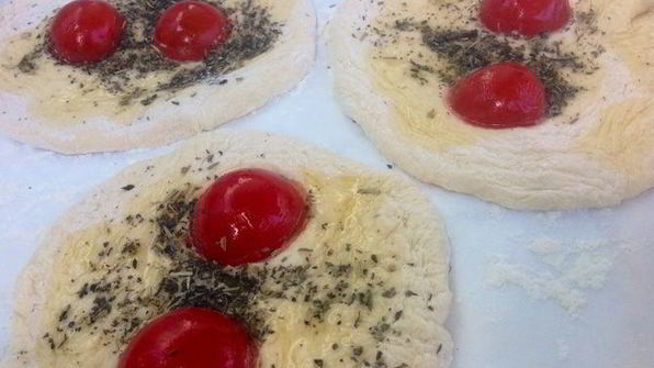 фокачча с помидорами черри и итальянскими травами