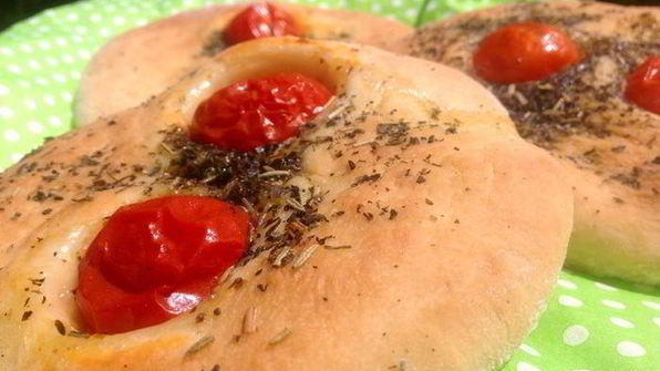 фокачча с помидорами черри и итальянскими травами