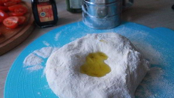 фокачча с помидорами и анчоусами