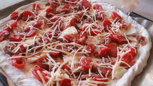 фокачча с помидорами и анчоусами