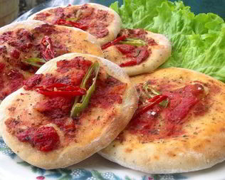 Фокачча с томатами и базиликом