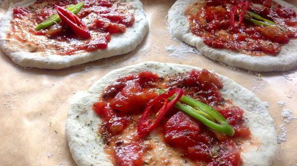 фокачча с томатами и базиликом