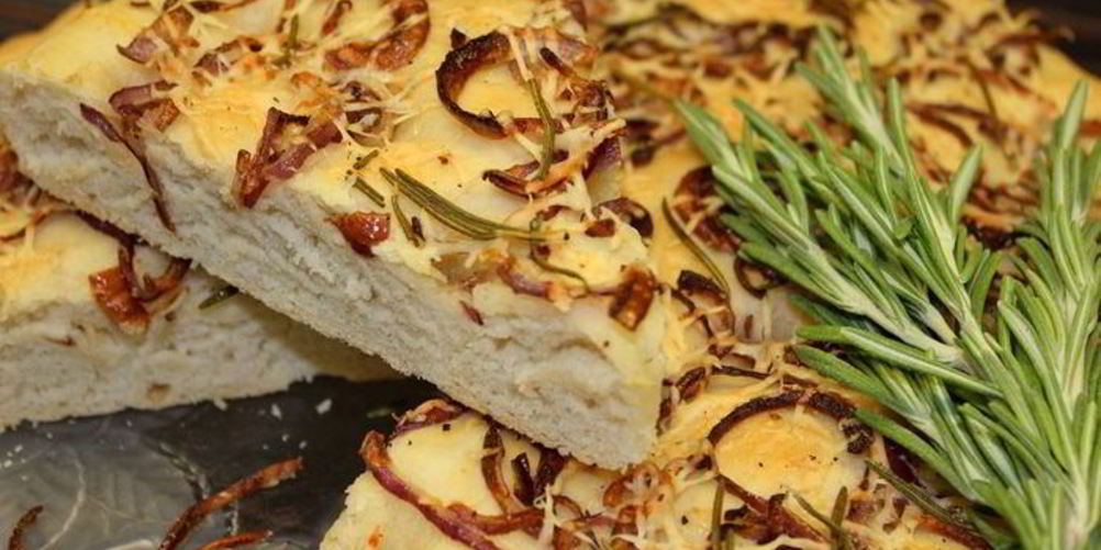 Рецепт фокаччи с жареным луком и розмарином