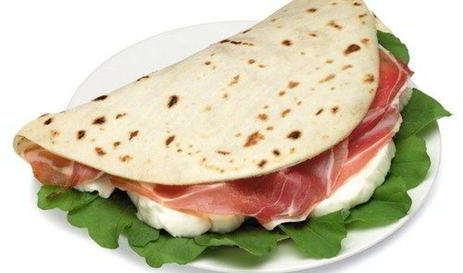 Итальянские лепешки с сыром, прошутто и рукколой на гриле