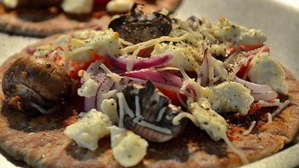 Лепешки пита с сыром Фета и грибами